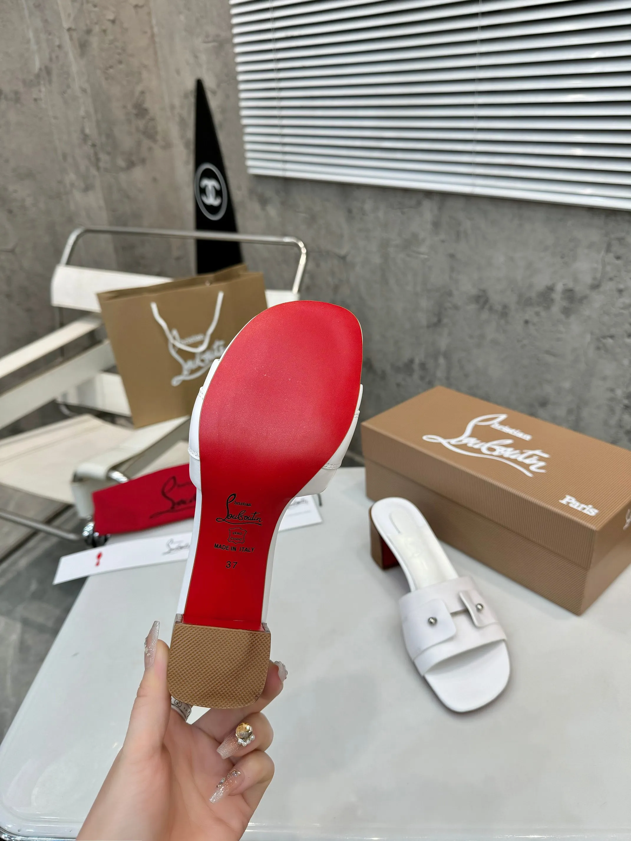 👟👟Ex-factory price 420👟👟 Genuine leather base +40 Top version Purchasing level ⚡③ colors to choose from. Christian Louboutin (CL) logo design is launched this year. The latest catwalk style of red-soled shoes 💥abbreviated as CL. This year's T-stage catwalk style of red-soled shoes👠 has a fresh and refreshing feel, and is perfect on the feet. 💃elegant and crystal clear. All accessories, materials and patterns are all customized at the original 1:1, zero distance from the original version. 1⃣ Upper: cowhide + unique logo 2⃣ Inner: sheepskin 3⃣Outsole: Original one-to-one molded genuine leather rubber non-slip two-color label outsole 4⃣🔺Original packaging 5⃣Number of yards: 35-42 (refundable or exchangeable if ordering 42)